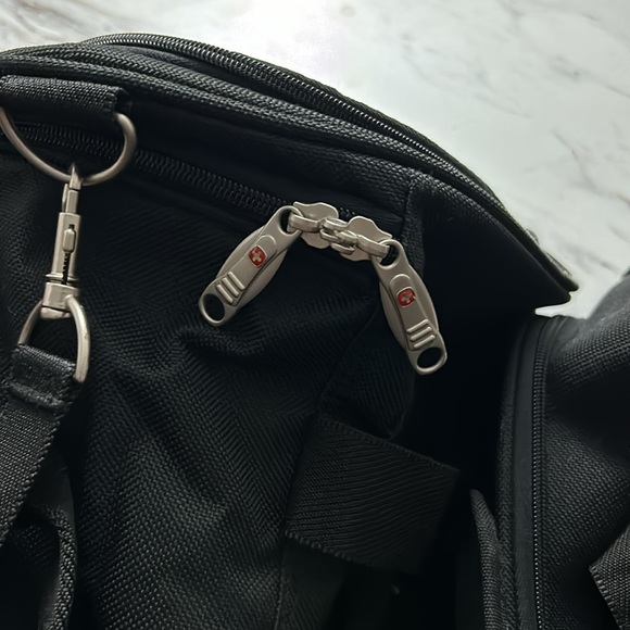 (2) Swiss Gear Carry On Bags - Picture 3 of 6
